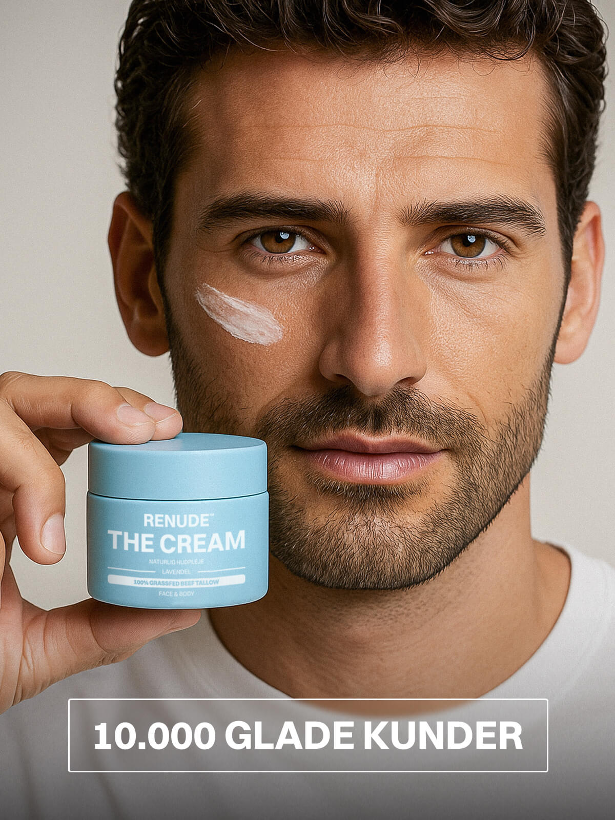 Mand viser Renude The Cream fugtighedscreme med tekst om 10.000 glade kunder