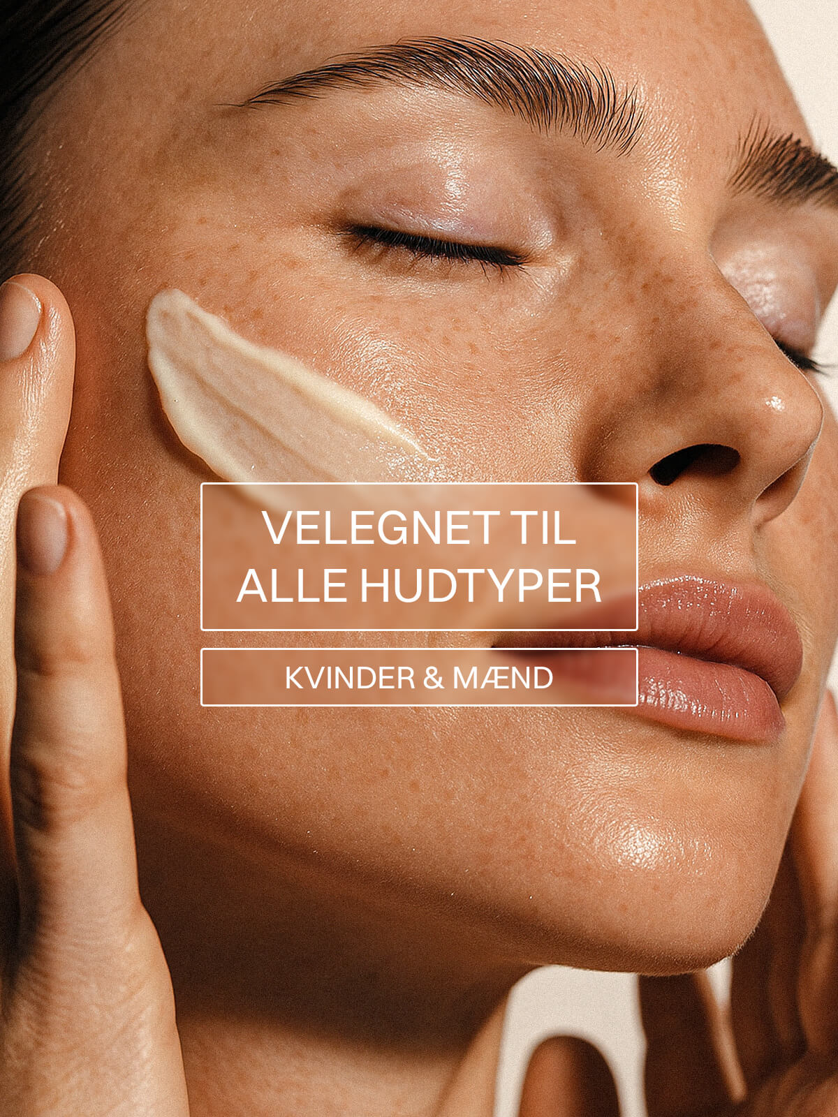 Kvinde med Renude The Cream påført på huden i nærbillede